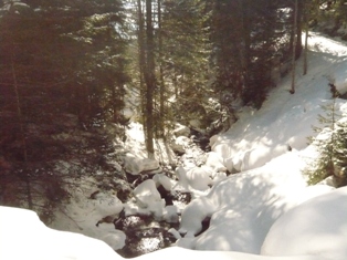 Les Carroz d'arches Sabonne piste at waterfall